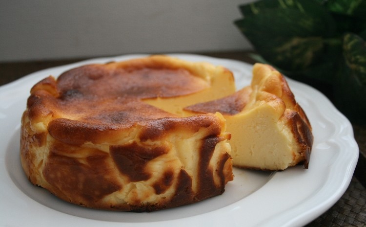 「バスク風チーズケーキ」しっとりとしてなめらかなとびっきり美味しいチーズケーキ(15㎝丸1台)
