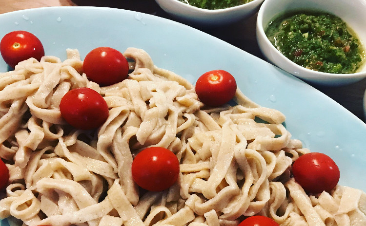 手打ち全粒粉うどん作り☆ナッツと野菜を使った爽やか夏メニュー