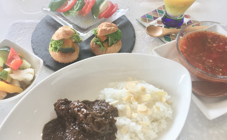 【スイーツorお土産付き】本格!ルウから作るホテルの欧風ビーフカレー 簡単プチシューサラダサンド トマトマリネスープ カプレーゼなど全6品