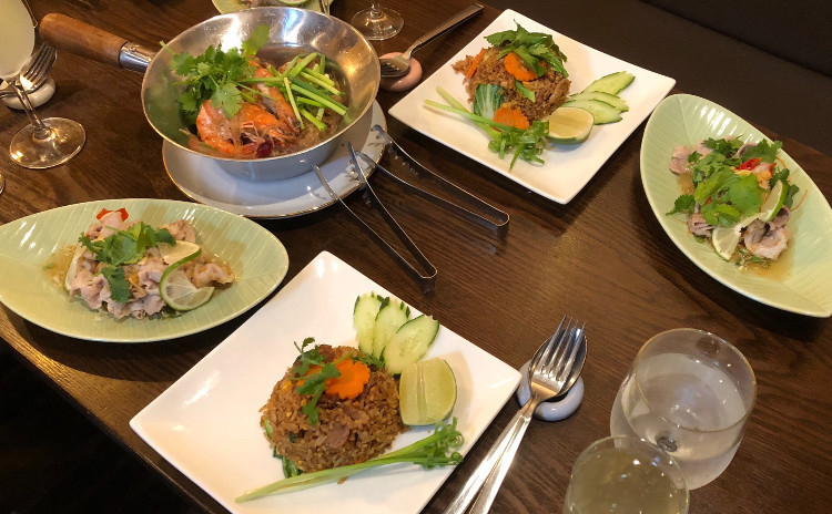 お家でレストラン。有頭ブラックタイガーの春雨蒸し焼き&豚肉のライム香りスパイシーサラダ&豚炒飯