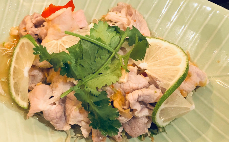 お家でレストラン。有頭ブラックタイガーの春雨蒸し焼き&豚肉のライム香りスパイシーサラダ&豚炒飯