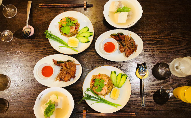 お家でレストラン。ロスオーチャー名物の辛旨いトムヤムクン風味チャーハン&レモンクラス香り手羽先揚げ&旨い肉入り豆腐