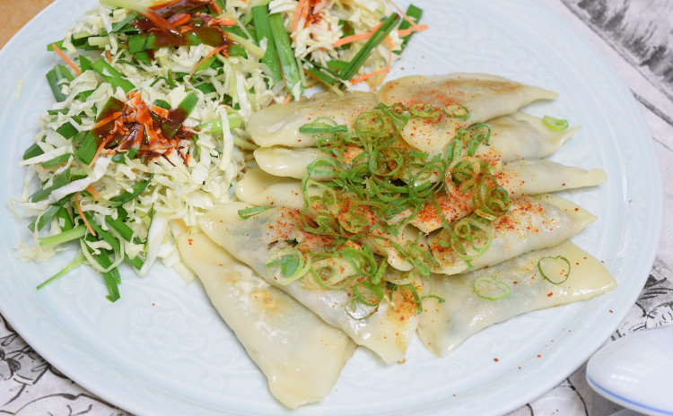 大邱名物の平たいマンドゥーとちょい辛のタコの炒めものと茄子料理~韓国料理ですよ~