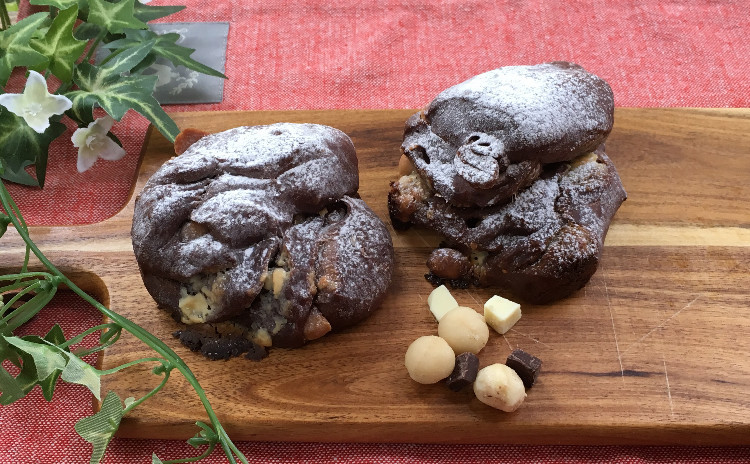 大人の個性派チョコレートパン「マカダミアチョコ」「ベリーベリーショコラ」「クラッカンクリーム」ホシノ天然酵母で。