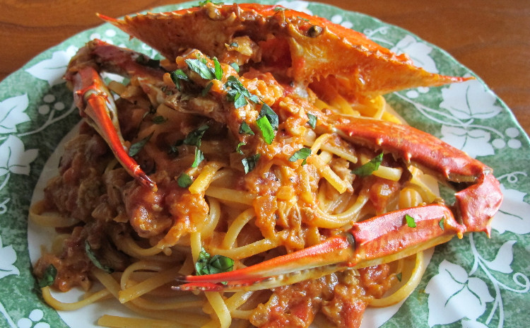 渡り蟹のトマトクリームパスタ、豚ヒレ肉のオーブン焼きブドウソース、揚げピザ、メロンの冷たいケーキ