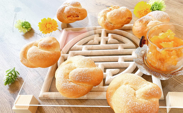夏の薬膳パン「低カロリー豆腐パン(プレーン・トマト)&パイナップルと白茶のコンフィチュール