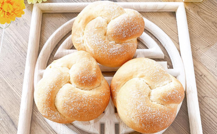 夏の薬膳パン「低カロリー豆腐パン(プレーン・トマト)&パイナップルと白茶のコンフィチュール