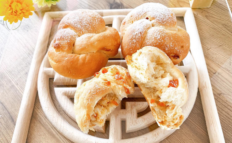 夏の薬膳パン「低カロリー豆腐パン(プレーン・トマト)&パイナップルと白茶のコンフィチュール