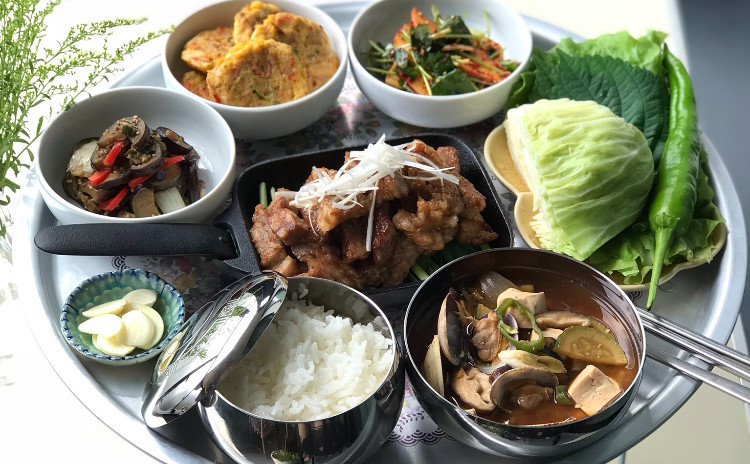 本場の焼肉 デジカルビ、テンジャンチゲ、ナスの韓国風炒め、ツナジョン、三つ葉ナムルなど