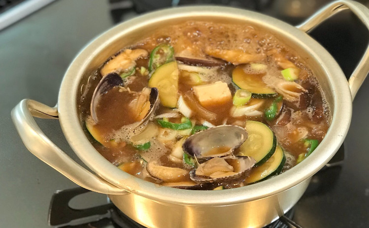 本場の焼肉 デジカルビ、テンジャンチゲ、ナスの韓国風炒め、ツナジョン、三つ葉ナムルなど