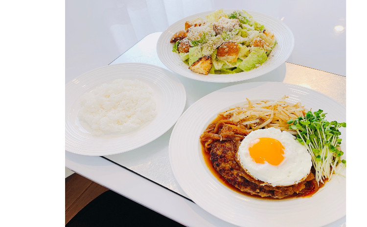 大人気‼️【お砂糖不使用★定番ヘルシー洋食】①つなぎ無しで作るステーキみたいな『ワイルドハンバーグwithオニオンソース』、②マヨネーズ不使用『シーザーサラダ』