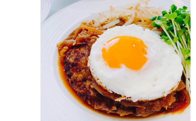 大人気‼️【お砂糖不使用★定番ヘルシー洋食】①つなぎ無しで作るステーキみたいな『ワイルドハンバーグwithオニオンソース』、②マヨネーズ不使用『シーザーサラダ』
