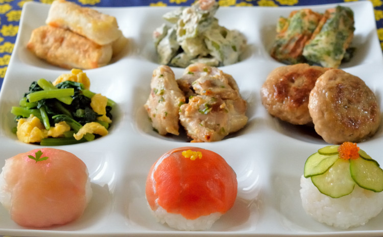 秋の行楽お弁当おかず♪鶏肉の西京焼き&つくねの照り焼きをメインに副菜も盛り沢山♪可愛い手まり寿司も♡