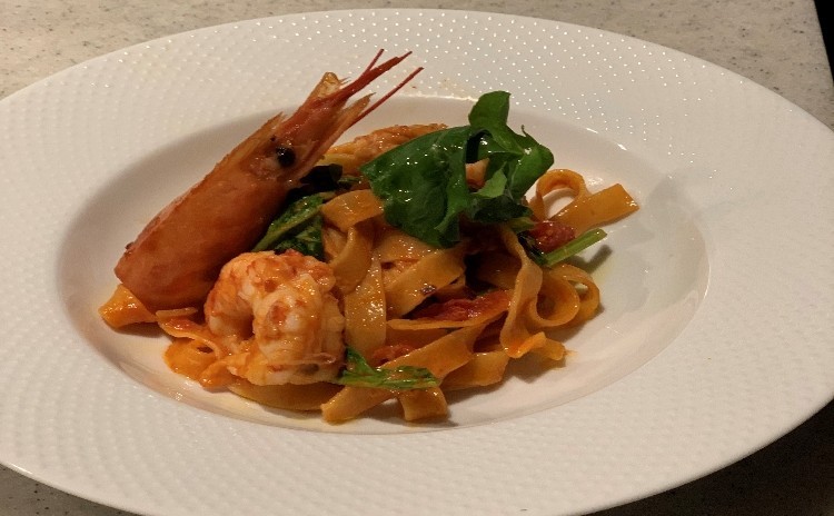 秋に庭での鴨燻製料理ブラックチェリーソースと・フランボアーズソースでいただく野菜・赤海老のパスタ他