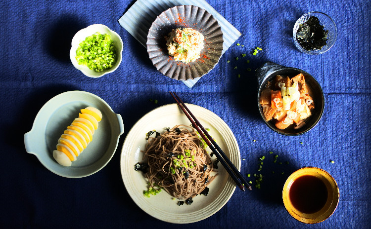 家で出来立てを楽しむ♪ 手打ち蕎麦と居酒屋風3種のおつまみ(モツ煮込み、おからのポテサラ風、柿と蕪の漬物サラダ))