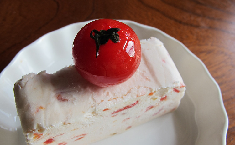 ボロネーゼ、アランチーニ、ベリーのチョコレートケーキ、トマトのセミフレッド