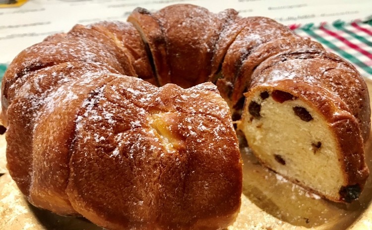 ハーブ香るスタッフドチキンとキャラメルナッツのパウンドケーキで華やかなクリスマスを!!!爽やかなレタスののカップサラダとスイートコーンのクラムチャウダースープ、ドライフルーツのリングパン