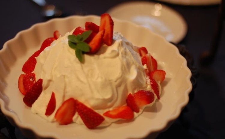 おうちにあるボールを使っていちごたっぷりショートケーキ♪