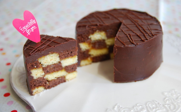 切り分けた驚きも楽しい!ダークチョコとホワイトチョコのザッハトルテ