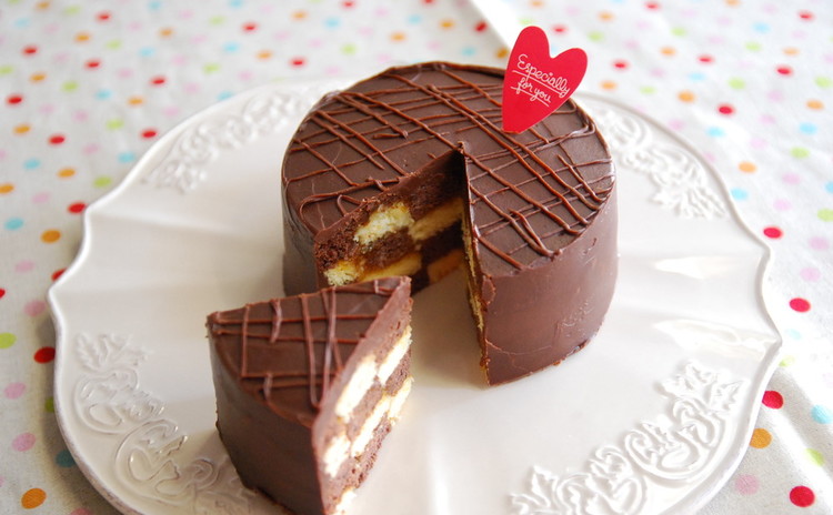 切り分けた驚きも楽しい!ダークチョコとホワイトチョコのザッハトルテ