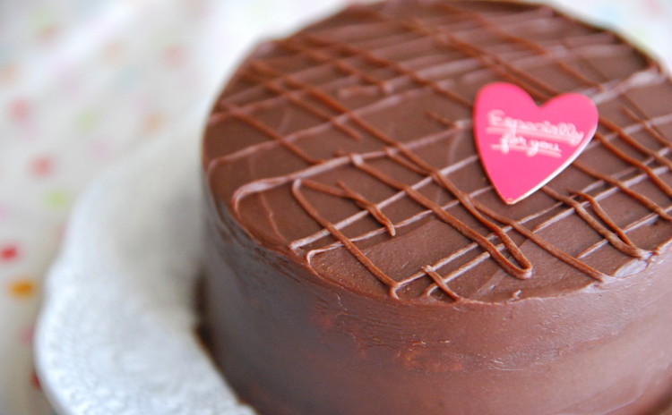 切り分けた驚きも楽しい!ダークチョコとホワイトチョコのザッハトルテ