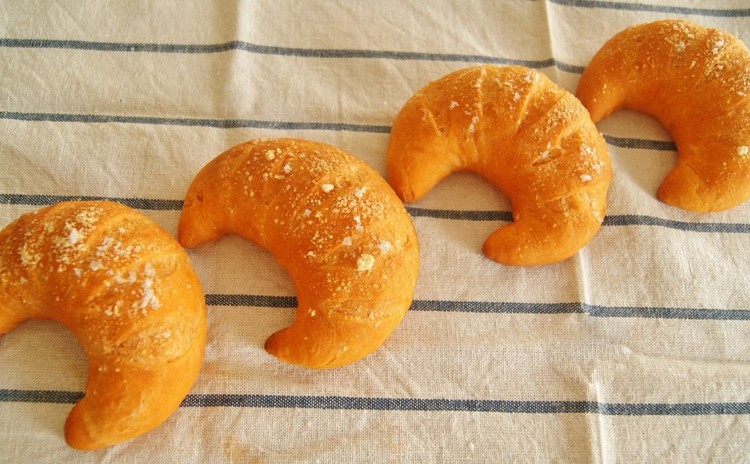 トマトジュースで作ろう!大きなトマトフォカッチャと三日月トマトパン