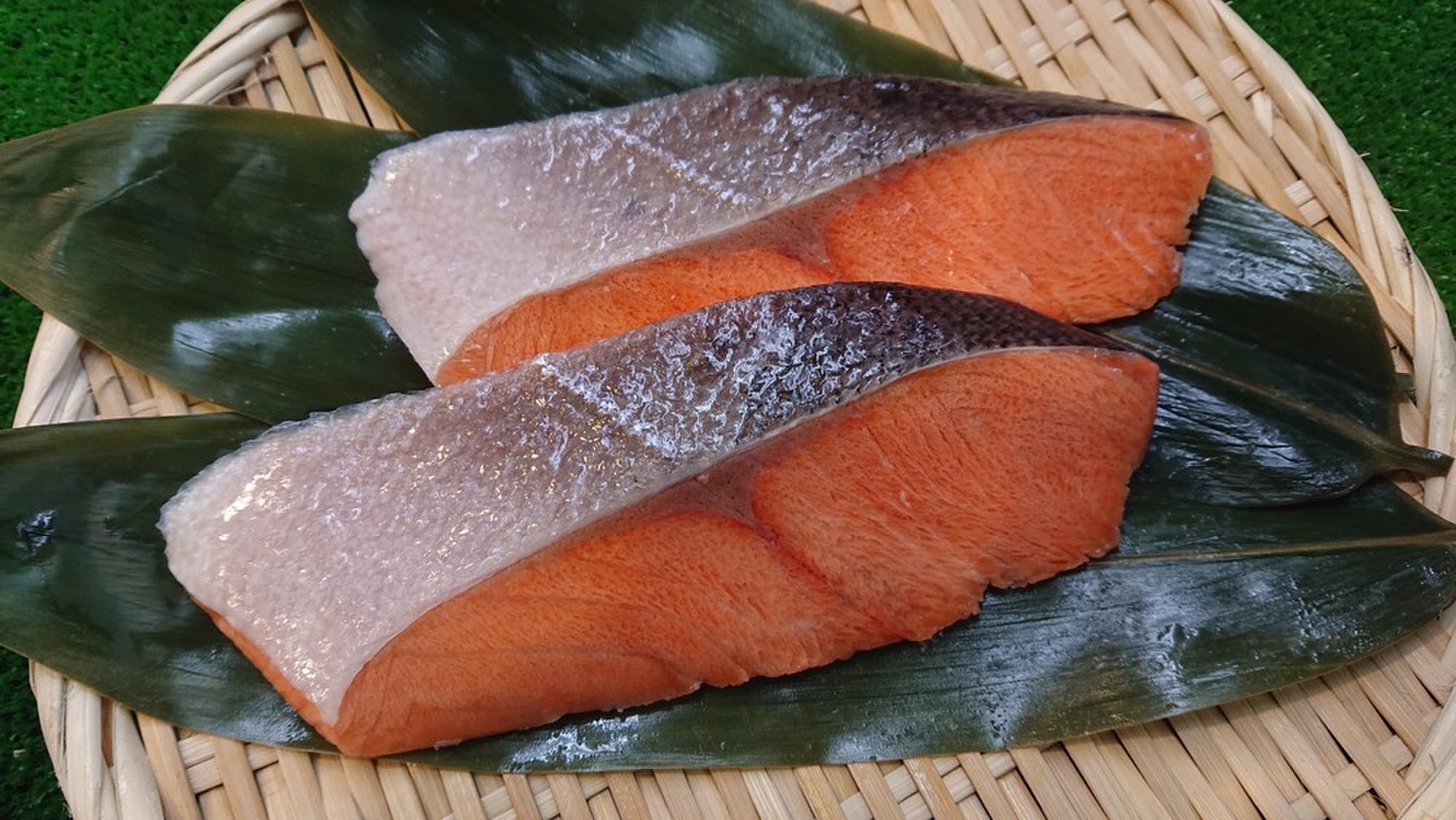 銀鮭骨とり切り身 100g 2 解凍 養殖 クックパッドマート 毎日が楽しみになる 食材店