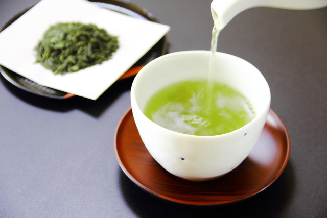 緑茶は「水出し」と「お湯出し」で体への効果が違った!