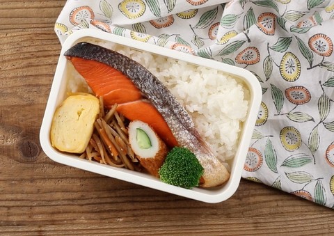 お弁当の詰め方 鮭の塩焼き弁当を上手に仕上げるには 動画でレッスン5 クックパッドニュース