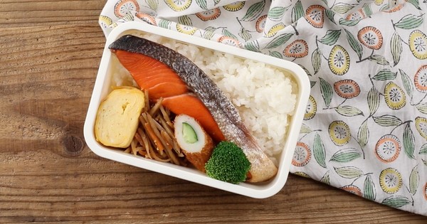 お弁当の詰め方 鮭の塩焼き弁当を上手に仕上げるには 動画でレッスン5 クックパッドニュース お弁当の詰め方 鮭の塩焼き弁当を上手に仕上げるには 動画でレッスン5 クックパッドニュース