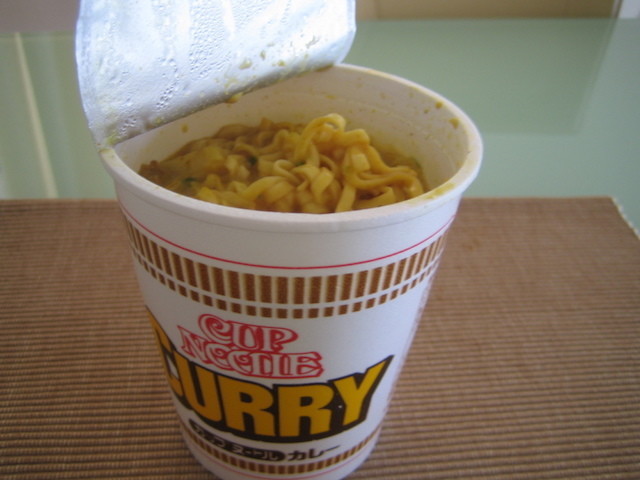 お湯の代わりに カレー味のカップラーメン に熱々の牛乳を注ぐとまろやかな味に クックパッドニュース