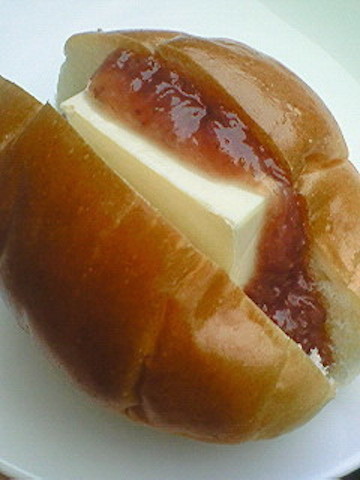 あれを挟むだけ ロールパンで チーズケーキ 気分を味わおう クックパッドニュース