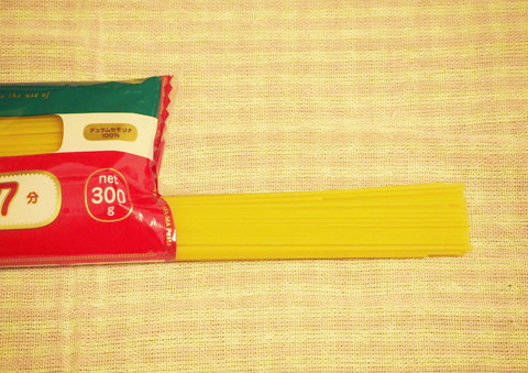 計量いらず 袋から 一人前 のパスタを簡単に取り出せる裏ワザを試してみた クックパッドニュース
