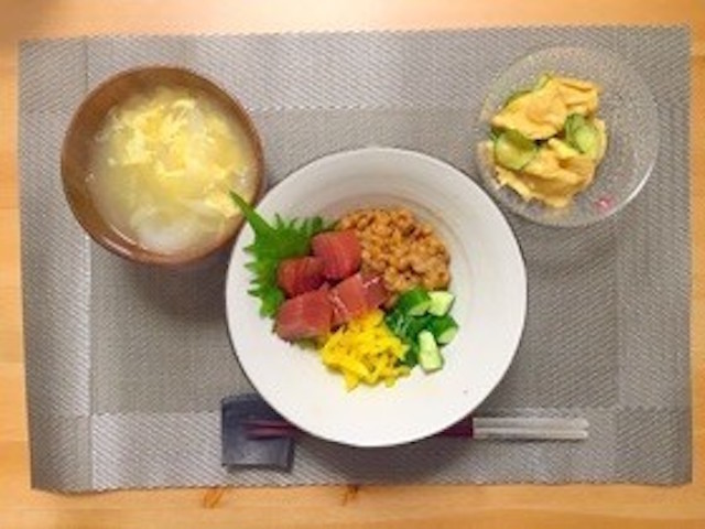 切ってのせるだけ!夏は「ばくだん」で火を使わないランチを