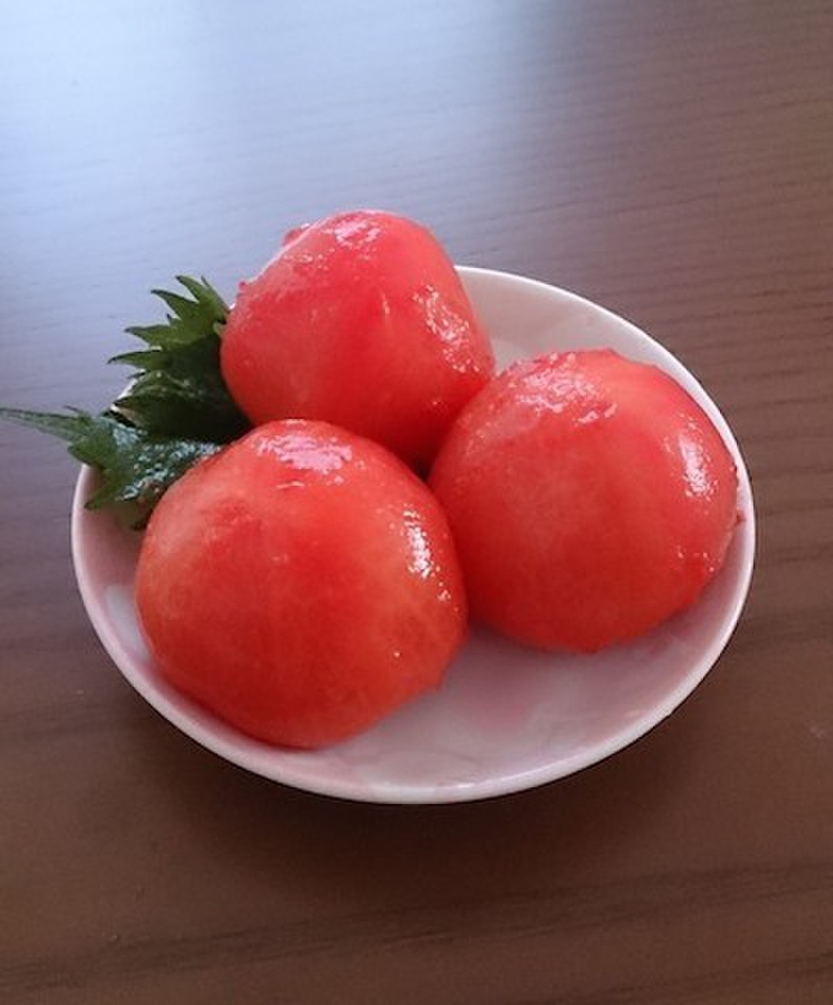 片手でつるんっ！「トマトの湯むき」はポットのお湯で手軽にできた