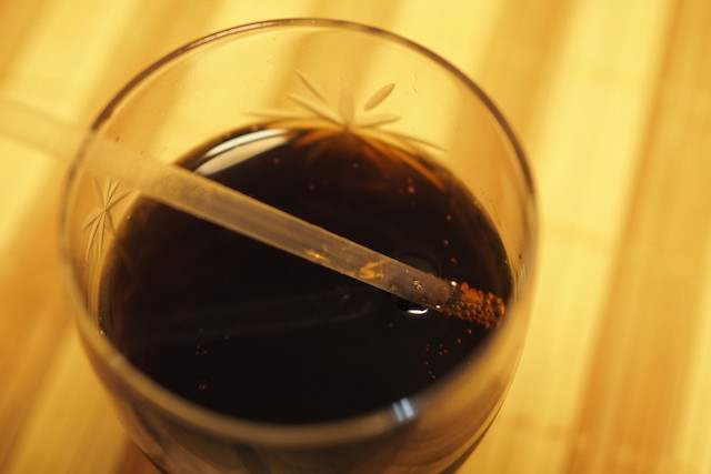 クックパッドニュース 飲みやすい 炭酸ドリンクの ストロー を浮かせないワザが便利だ 毎日新聞