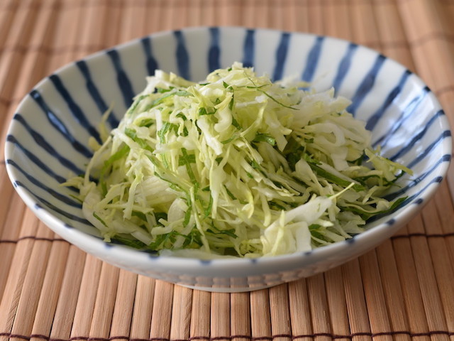 クックパッドニュース 大葉をプラスするだけ 香る千切りキャベツ が夏の付け合わせにぴったり 毎日新聞