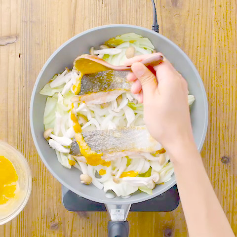 クックパッドニュース 甘味噌ダレでご飯が進む 鮭のちゃんちゃん焼き をフライパンで手軽に作ろう 毎日新聞