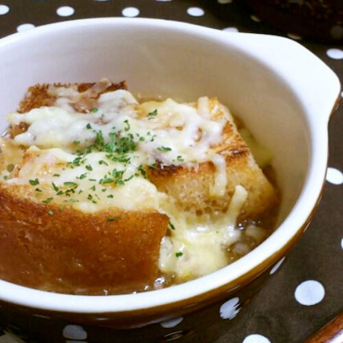 熱々うまい！食パンで作る「オニオングラタンスープ」が朝食に