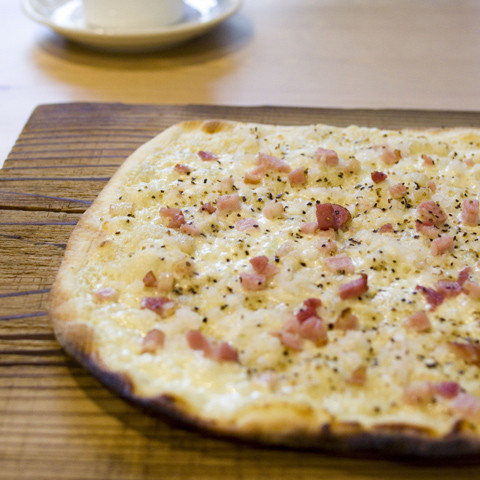 クックパッドニュース さっぱり味 パリッと食感 ドイツの白いピザ フラムクーヘン って知ってる 毎日新聞