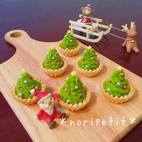 市販のタルトで簡単！「ミニクリスマスツリー」がキュートすぎる