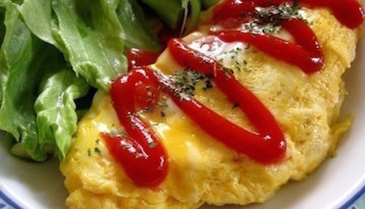 レンジで1分30秒！卵1個で作れる「トマトチーズオムレツ」で