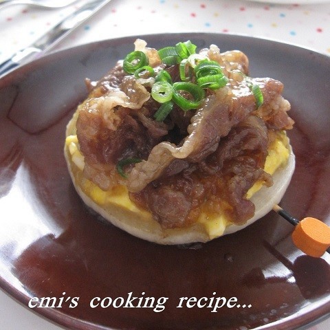 見た目もおしゃれ☆甘辛肉をのせた「新玉ステーキ」が美味しい!