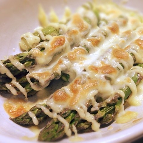 クックパッドニュース 甘くてジューシー 旬の アスパラ はグリルにすると旨い 毎日新聞