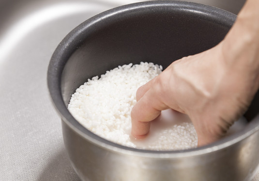 洗いすぎには注意!お米の風味が増す「洗米」のコツ【至福の「ごはんのおとも」レシピvol.3】