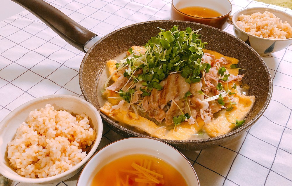 10分で作れる!「豚バラのフライパン蒸し」とレンチンお助けスープで特急夕食【一汁一菜ふたりごはん】