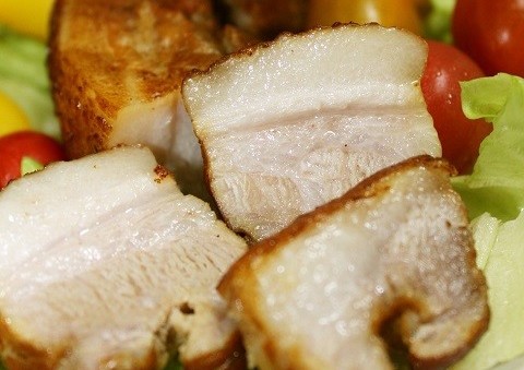 ティーバッグで燻製 塊肉で手軽に作れる 豚バラベーコン がジューシー美味 クックパッドニュース