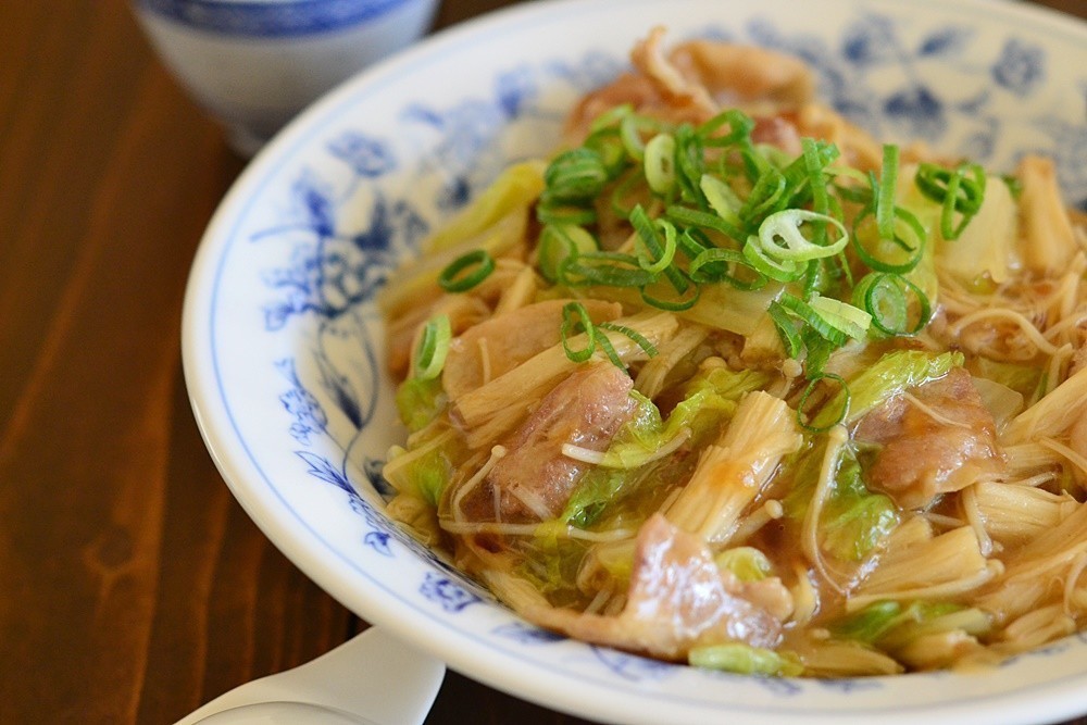 余り野菜の消費にも!肌寒い日にほっこり美味しい「豚肉のあんかけ丼」レシピ