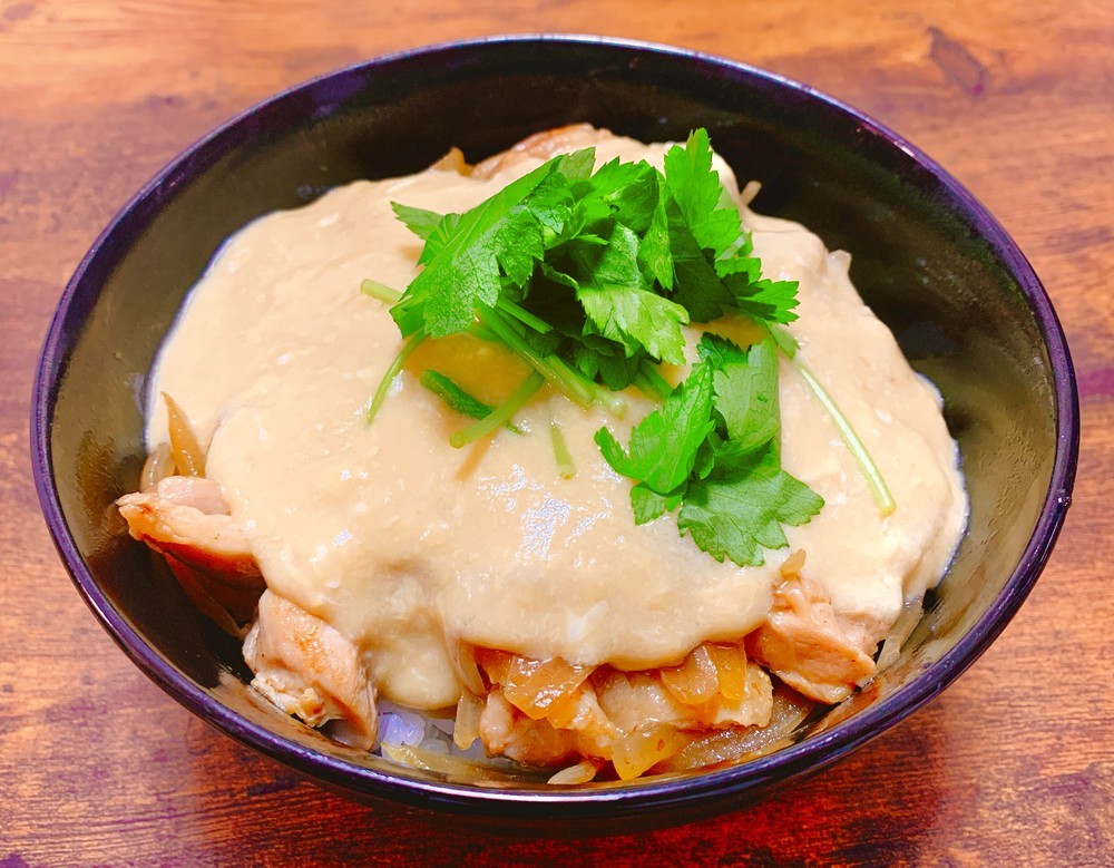 とろとろ卵あんが新感覚!レンジだけで作る「親子丼」が旨すぎる【“クックパッド芸人”藤井21のソロ飯】