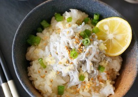 朝ごはんにサクッと作れるお手軽 しらす丼 の味バリエ4選 クックパッドニュース